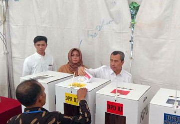 Gunakan Hak Suara, Gubri Syamsuar Hanya Nyoblos Tiga Surat Suara